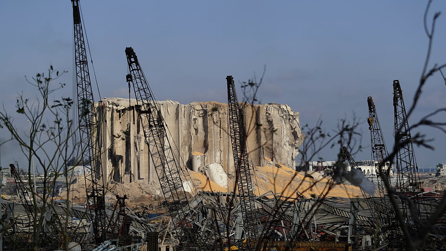 Una delle strutture del porto di Beirut sventrata dalle esplosioni