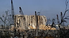 Una delle strutture del porto di Beirut sventrata dalle esplosioni