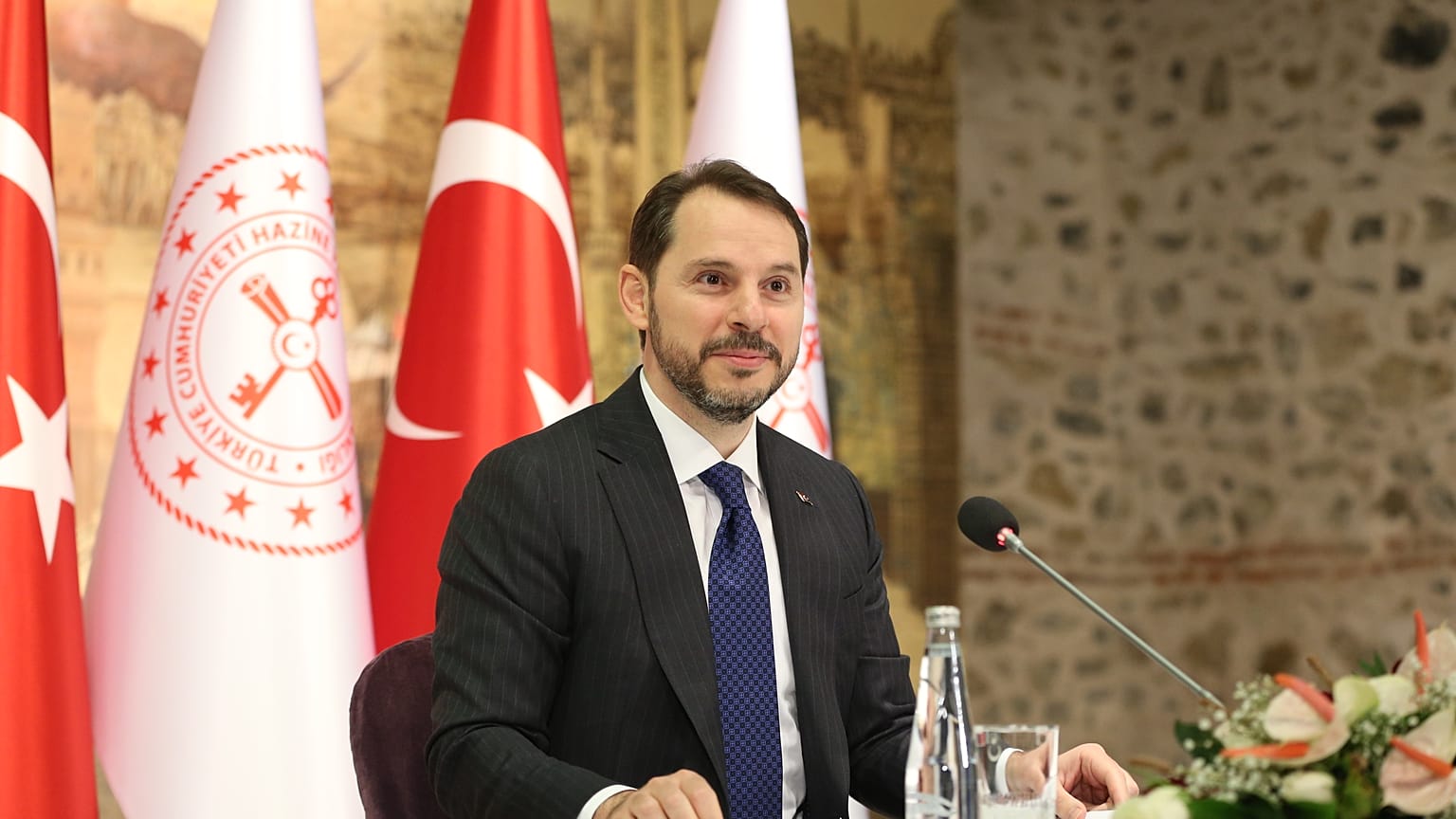 Hazine Bakanı Berat Albayrak, Türk Lirası'nda rekor değer kaybı sonrası sosyal medya gündeminde