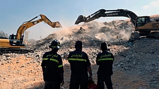 عناصر من الدفاع المدني بالقرب من موقع الانفجار في بيروت
