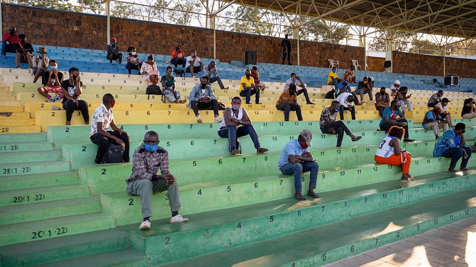 Ruandesi rieducati allo stadio, per non aver rispettato le regole anti-Covid