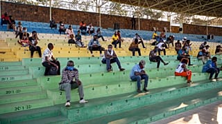 Ruandesi rieducati allo stadio, per non aver rispettato le regole anti-Covid