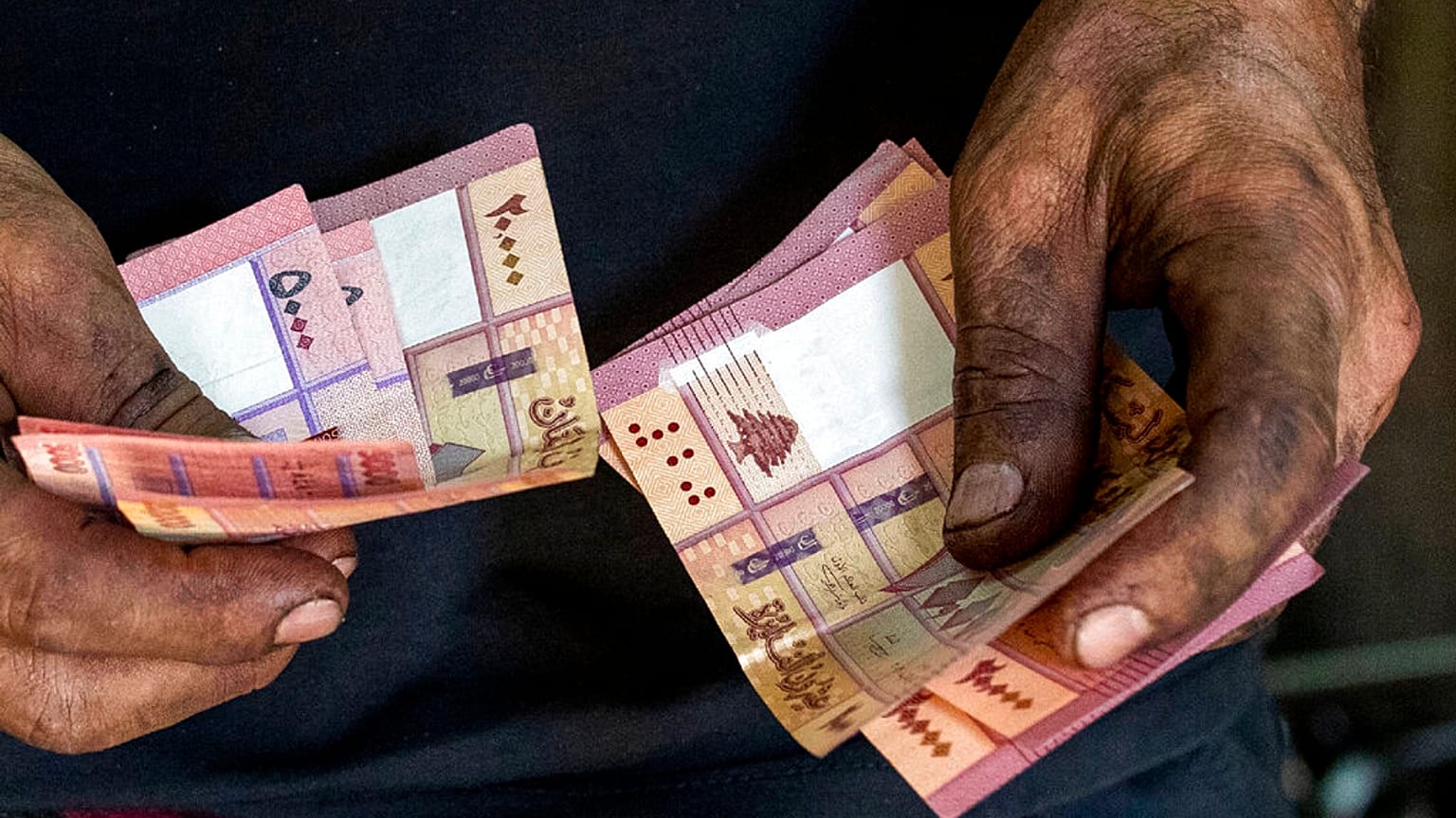 Un mecánico de bicicletas cuenta billetes en Líbano 