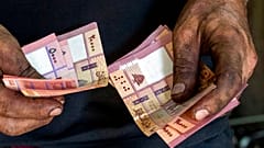 Un mecánico de bicicletas cuenta billetes en Líbano 