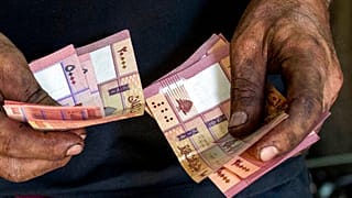 Un mecánico de bicicletas cuenta billetes en Líbano 