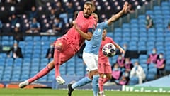 كريم بنزيمة لاعب ريال مدريد يسدد الكرة في ملعب مانشستر سيتي الجمعة 7 أغسطس 2020