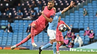 كريم بنزيمة لاعب ريال مدريد يسدد الكرة في ملعب مانشستر سيتي الجمعة 7 أغسطس 2020