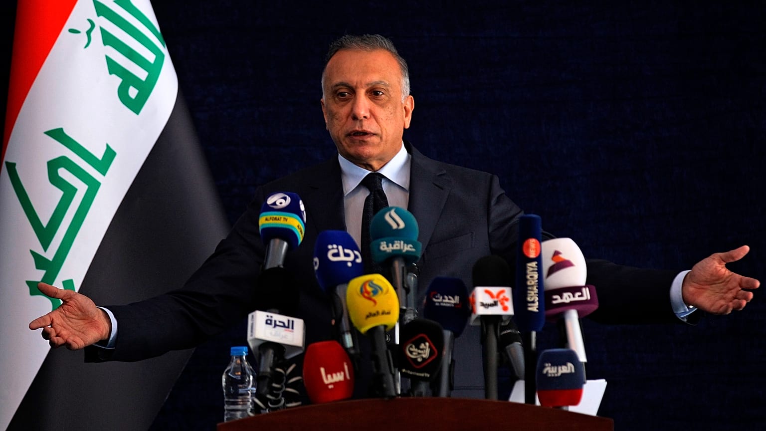 مصطفى الكاظمي رئيس الوزراء العراقي خلال مؤتمر صحافي 