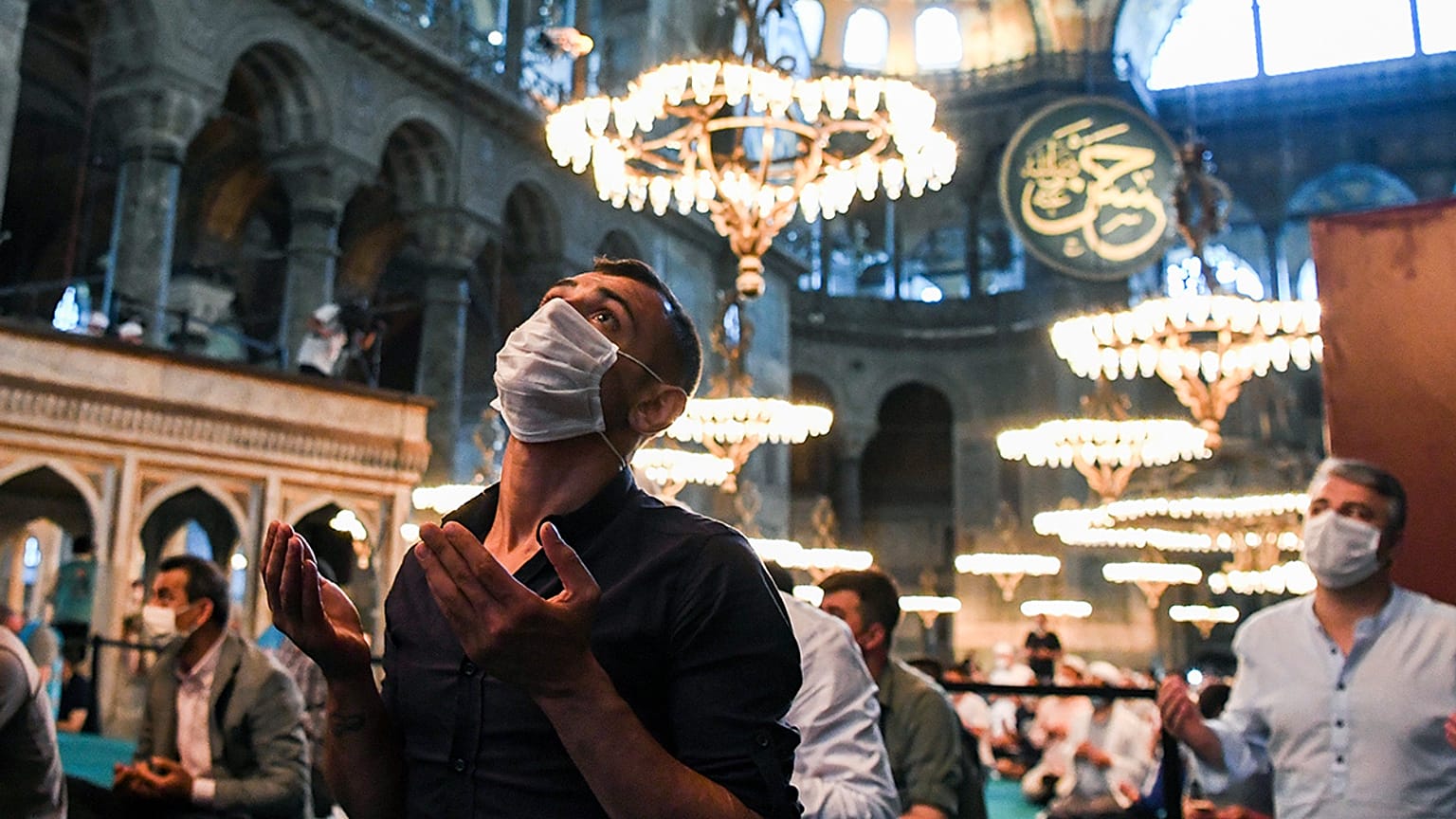 Ayasofya'da dua eden bir kişi