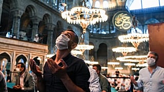 Ayasofya'da dua eden bir kişi