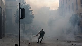 من الاحتجاجات في وسط المدينة بالقرب من مقر البرلمان 