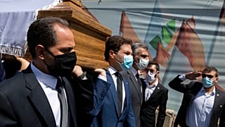 سامي ونديم الجميل خلال تشييع أمين عام حزب الكتائب الذي قضى بانفجار المرفأ