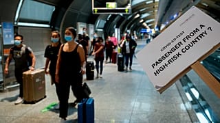 Указатели для пассажиров из зон с наибольшей эпидемической опасностью в аэропорту Франкфурта