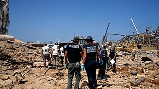 البحث عن مفقودين تحت الأنقاض في منطقة المرفأ التي شهدت الإنفجار الضخم