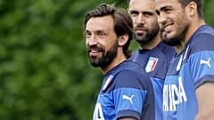 Andrea Pirlo in azzurro, durante un raduno della nazionale, con Salvatore Sirigu e Alessandro Matri. 