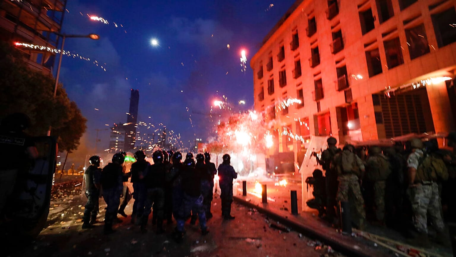 Polícia e manifestantes envolvidos em confrontos no Líbano