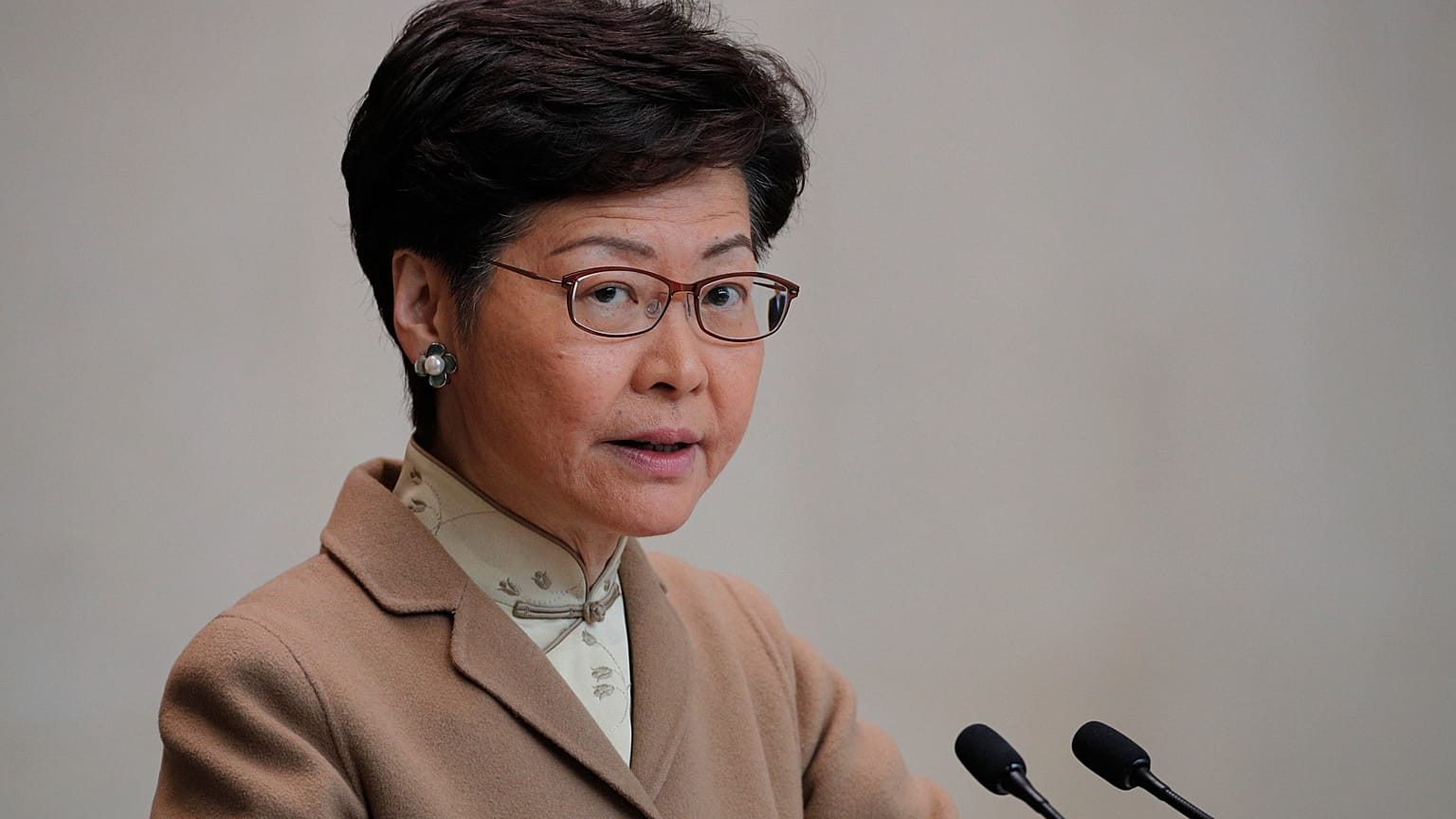  كاري لام تتحدث خلال مؤتمر صحفي في هونغ كونغ 