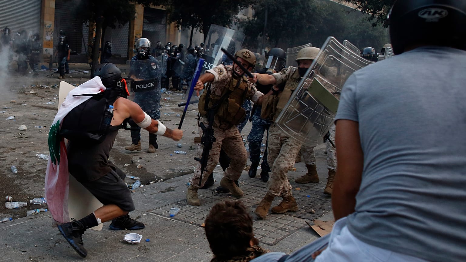 Una protesta antigubernamental después de la mortal explosión en el puerto de Beirut que devastó gran parte de la capital en Beirut, Líbano, el 8 de agosto de 2020.