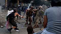 Una protesta antigubernamental después de la mortal explosión en el puerto de Beirut que devastó gran parte de la capital en Beirut, Líbano, el 8 de agosto de 2020.