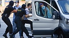 La policía detiene a un hombre en Minsk, Bielorrusia, el 8 de agosto de 2020.