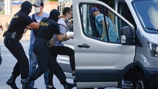 La policía detiene a un hombre en Minsk, Bielorrusia, el 8 de agosto de 2020.