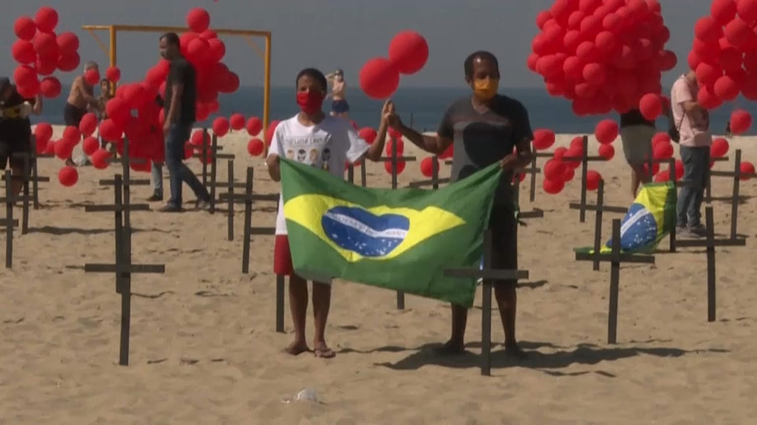Mil globos rojos y cruces negras en la playa de Copacabana en memoria de las víctimas del Covid-19