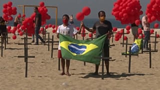 Mil globos rojos y cruces negras en la playa de Copacabana en memoria de las víctimas del Covid-19