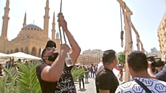 رفع متظاهرون مشانق رمزياً خلال احتجاجات الأمس 