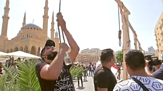رفع متظاهرون مشانق رمزياً خلال احتجاجات الأمس 