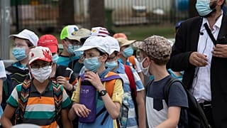 Maske giyen çocuklar