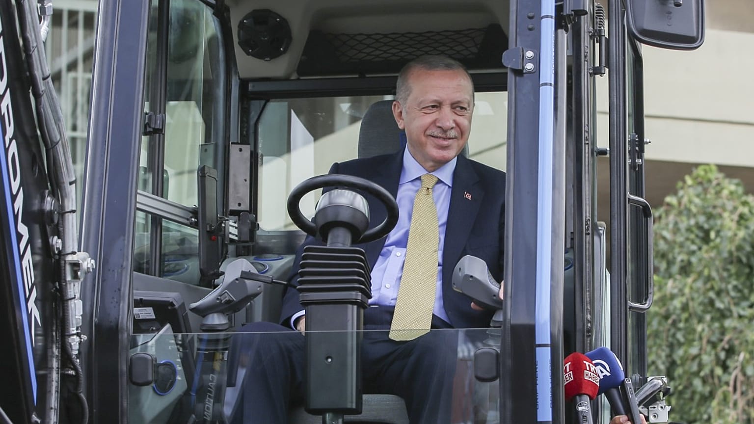 Cumhurbaşkanı Recep Tayyip Erdoğan yerli elektrikli ekskavatörü kullandı