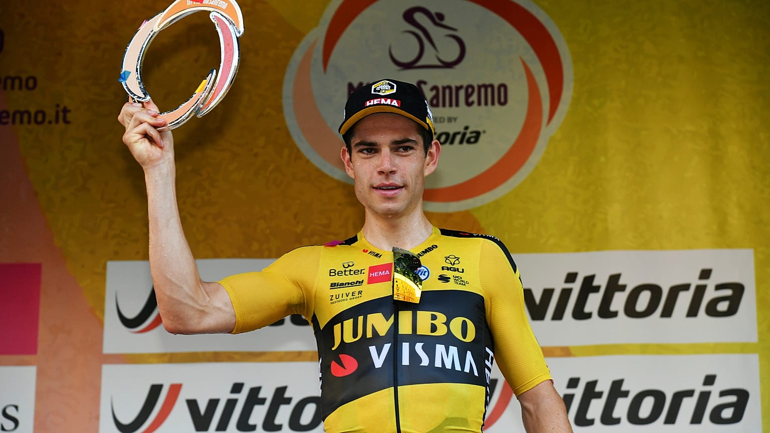 Wout van Aert sul palco di Sanremo. 
