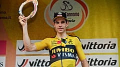 Wout van Aert sul palco di Sanremo. 