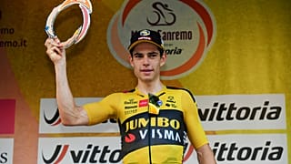 Wout van Aert sul palco di Sanremo.