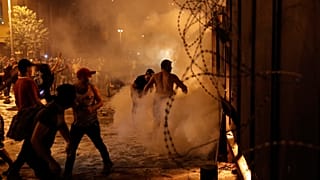 Egyre durvább kormányellenes tüntetések a gyászoló Bejrútban