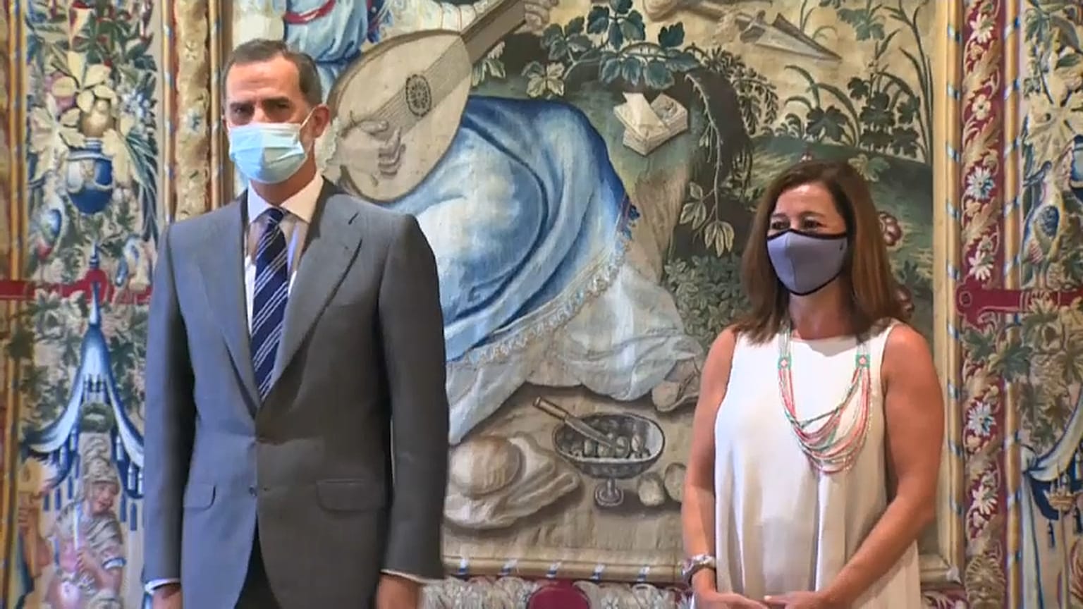 Der spanische König Felipe mit der Präsidentin der Region der Balearen (10.08.2020) 
