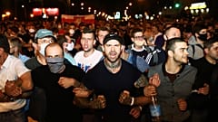Los manifestantes se mantienen en fila durante una protesta después de las elecciones presidenciales en Minsk, Bielorrusia, el 9 de agosto de 2020.