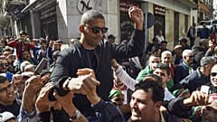 الصحفي خالد درارني محمولاً على الأعناق خلال إحدى المظاهرات