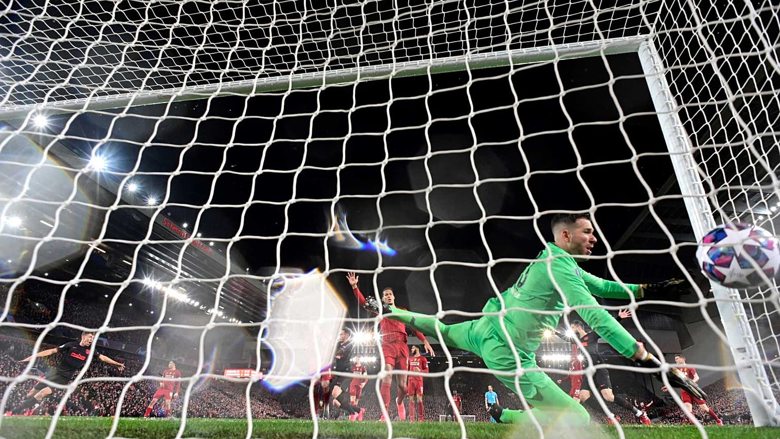 مباراة إياب دور الـ16 لدوري أبطال أوروبا لكرة القدم بين ليفربول وأتلتيكو مدريد على ملعب أنفيلد في ليفربول، شمال غرب إنجلترا، 11 مارس 2020