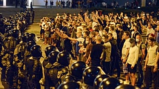Manifestanti vs polizia nel giorno delle presidenziali a Minsk, Bielorussia, il 9 agosto 2020