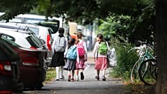 Nem értenek egyet a szakértők, hogy mennyire terjesztik a fertőzést a gyerekek, abban viszont igen, hogy megszenvedik a bezártságot