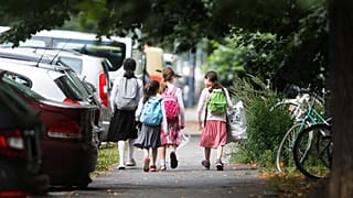Nem értenek egyet a szakértők, hogy mennyire terjesztik a fertőzést a gyerekek, abban viszont igen, hogy megszenvedik a bezártságot