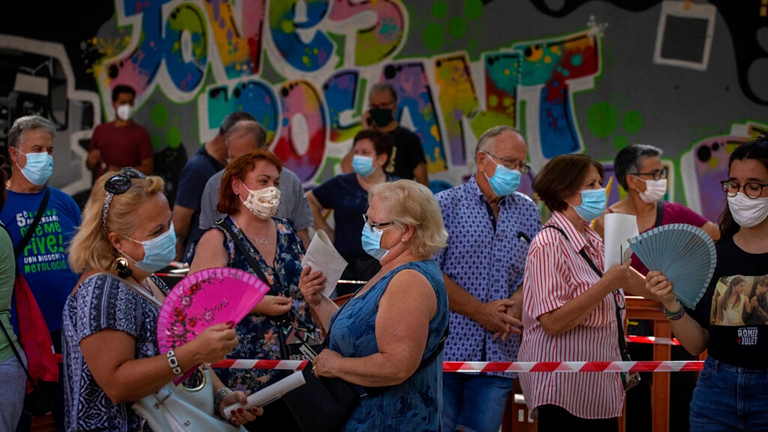 Gente espera su turno para una prueba PCR para el COVID-19, en Vilafranca del Penedés, en la provincia de Barcelona, España, el lunes 10 de agosto de 2020.