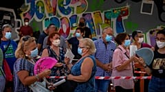 Gente espera su turno para una prueba PCR para el COVID-19, en Vilafranca del Penedés, en la provincia de Barcelona, España, el lunes 10 de agosto de 2020.