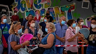 Gente espera su turno para una prueba PCR para el COVID-19, en Vilafranca del Penedés, en la provincia de Barcelona, España, el lunes 10 de agosto de 2020.