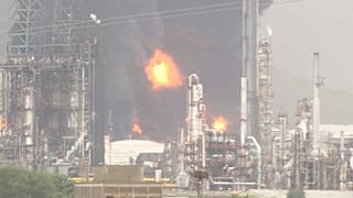 Relâmpago causa incêndio em complexo petroquímico em Espanha