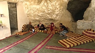 Una familia palestina vive en una cueva en Cisjordania