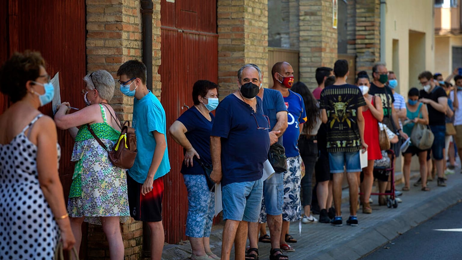Varias personas esperan su turno para un test masivo de coronavirus en Vilafranca del Penedès (Barcelona)