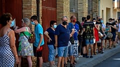Varias personas esperan su turno para un test masivo de coronavirus en Vilafranca del Penedès (Barcelona)