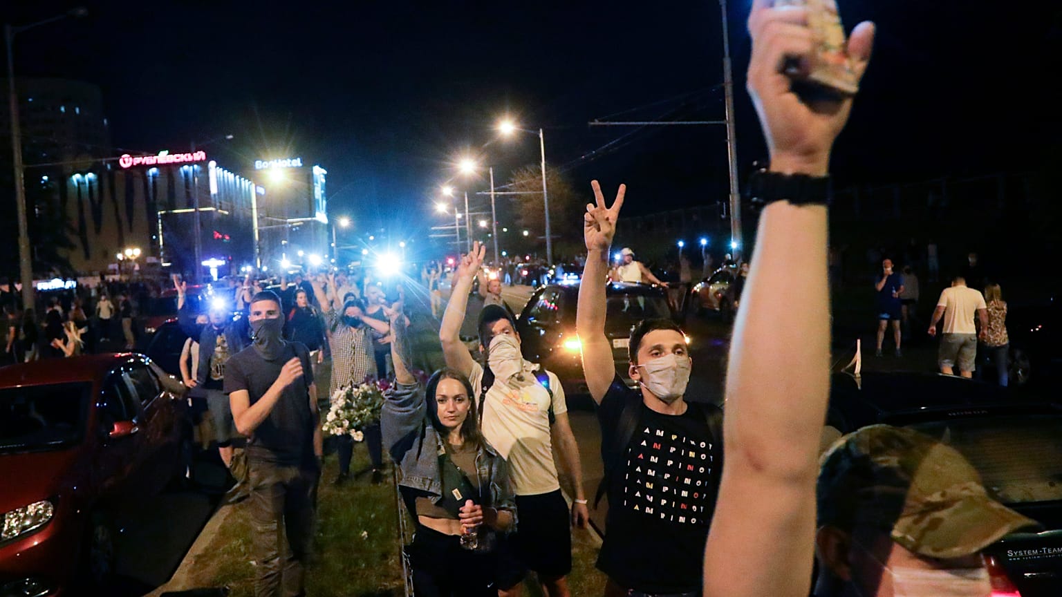 Decenas de personas se reúnen durante una protesta masiva tras las elecciones presidenciales en Minsk, Bielorrusia, el 10 de agosto de 2020.